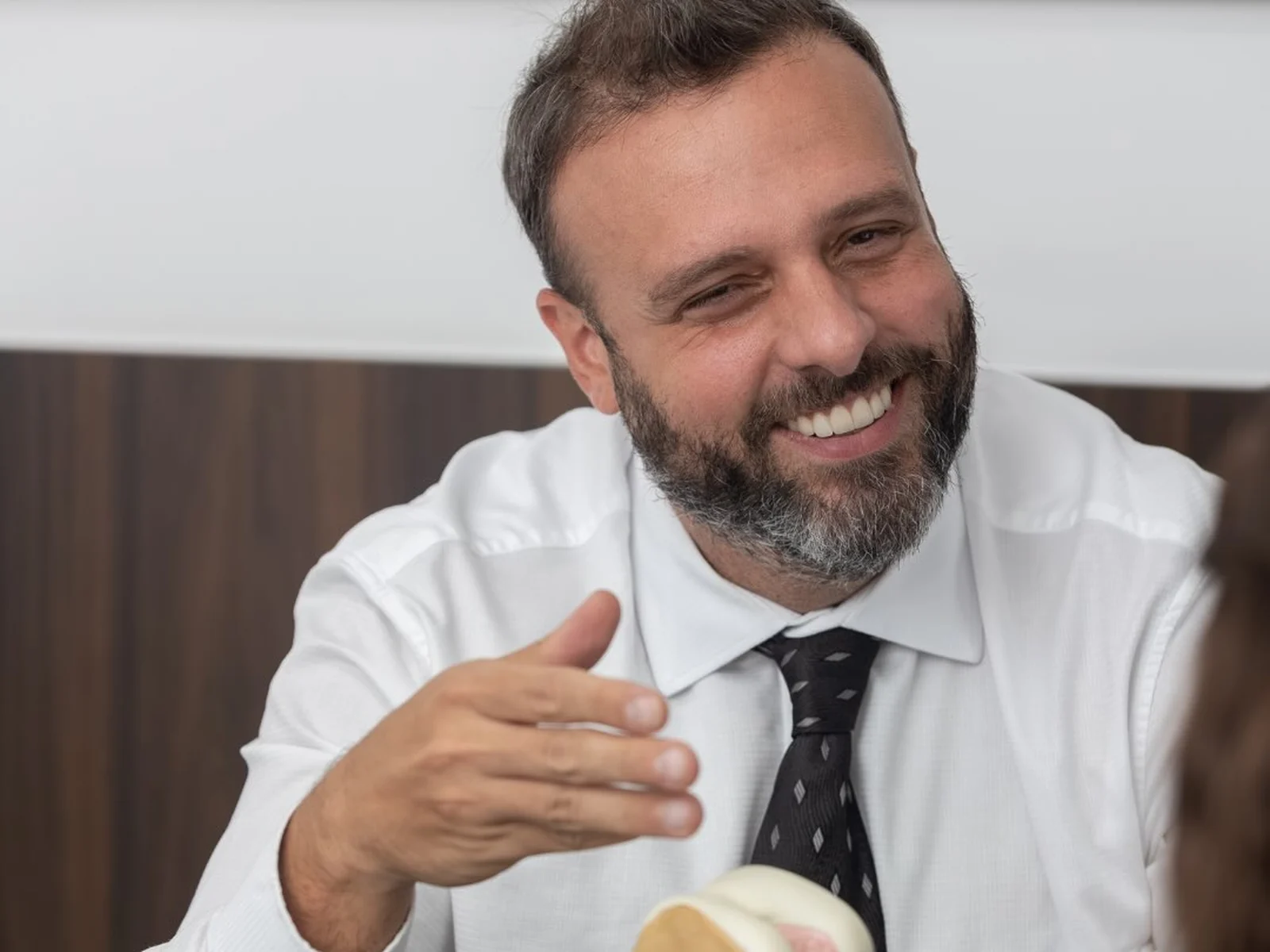 Dr. Felipe Angelini atendendo em seu consultório de ortopedia