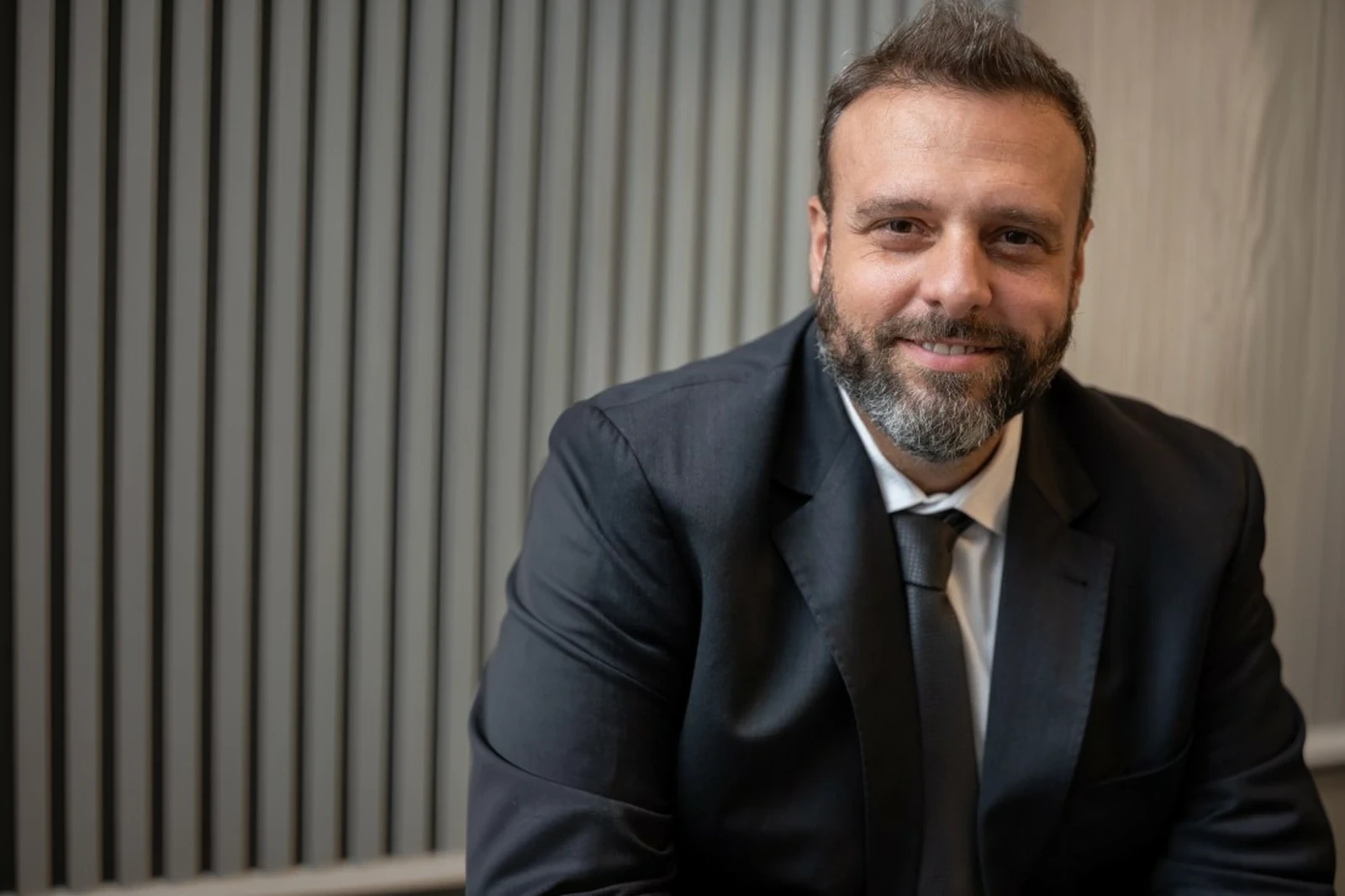 Dr. Felipe Angelini, ortopedista especialista em joelho, em seu consultório em São Paulo