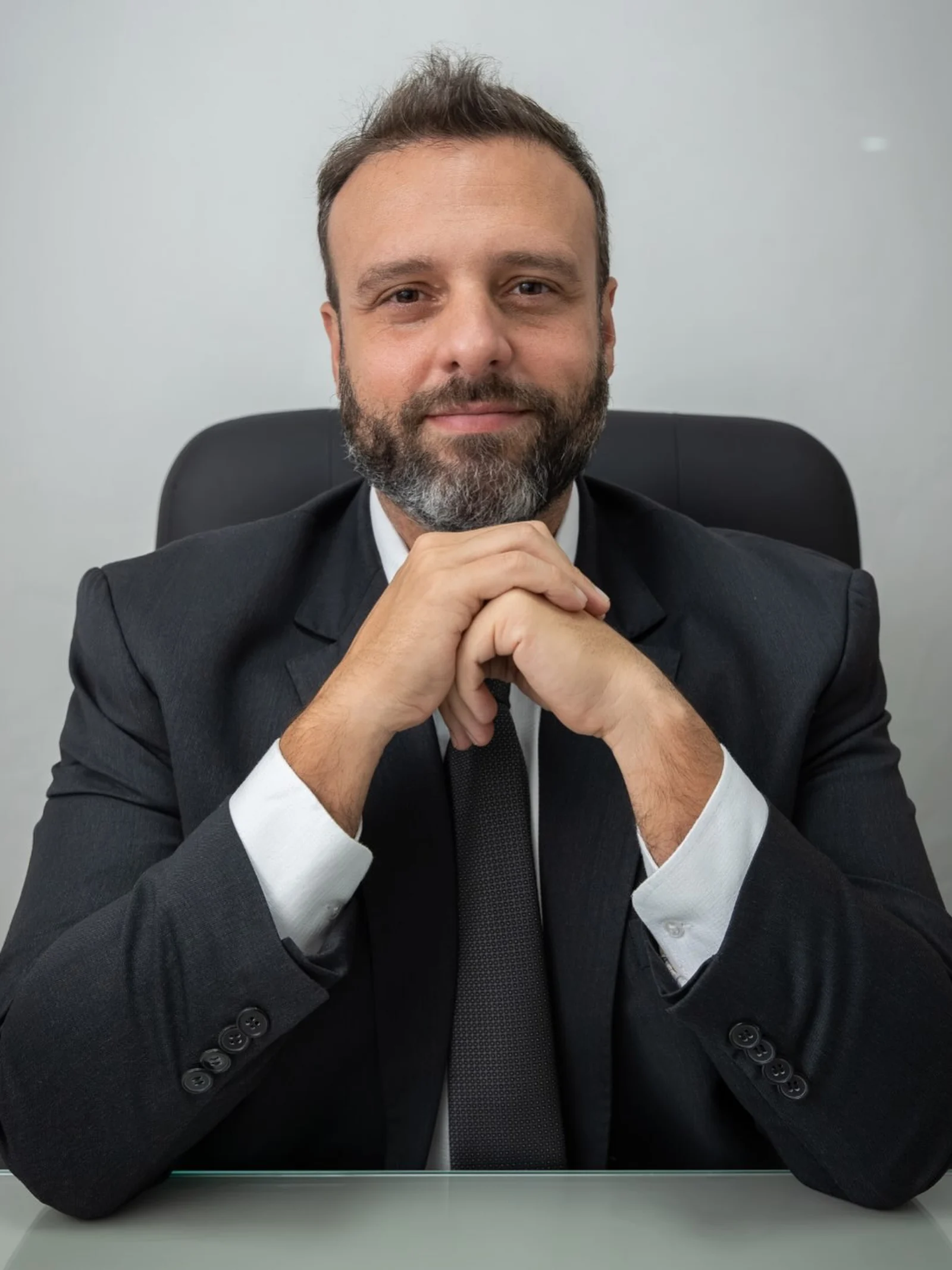 Dr. Felipe Angelini em seu consultório de ortopedia